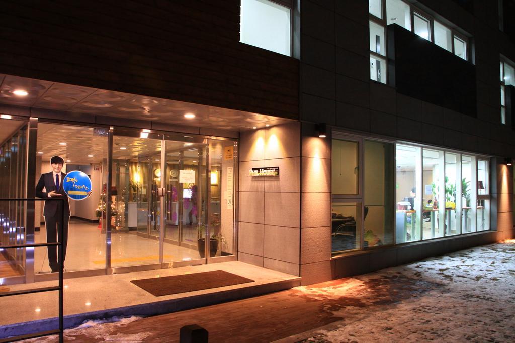 Phil House Hostel Guri Екстериор снимка